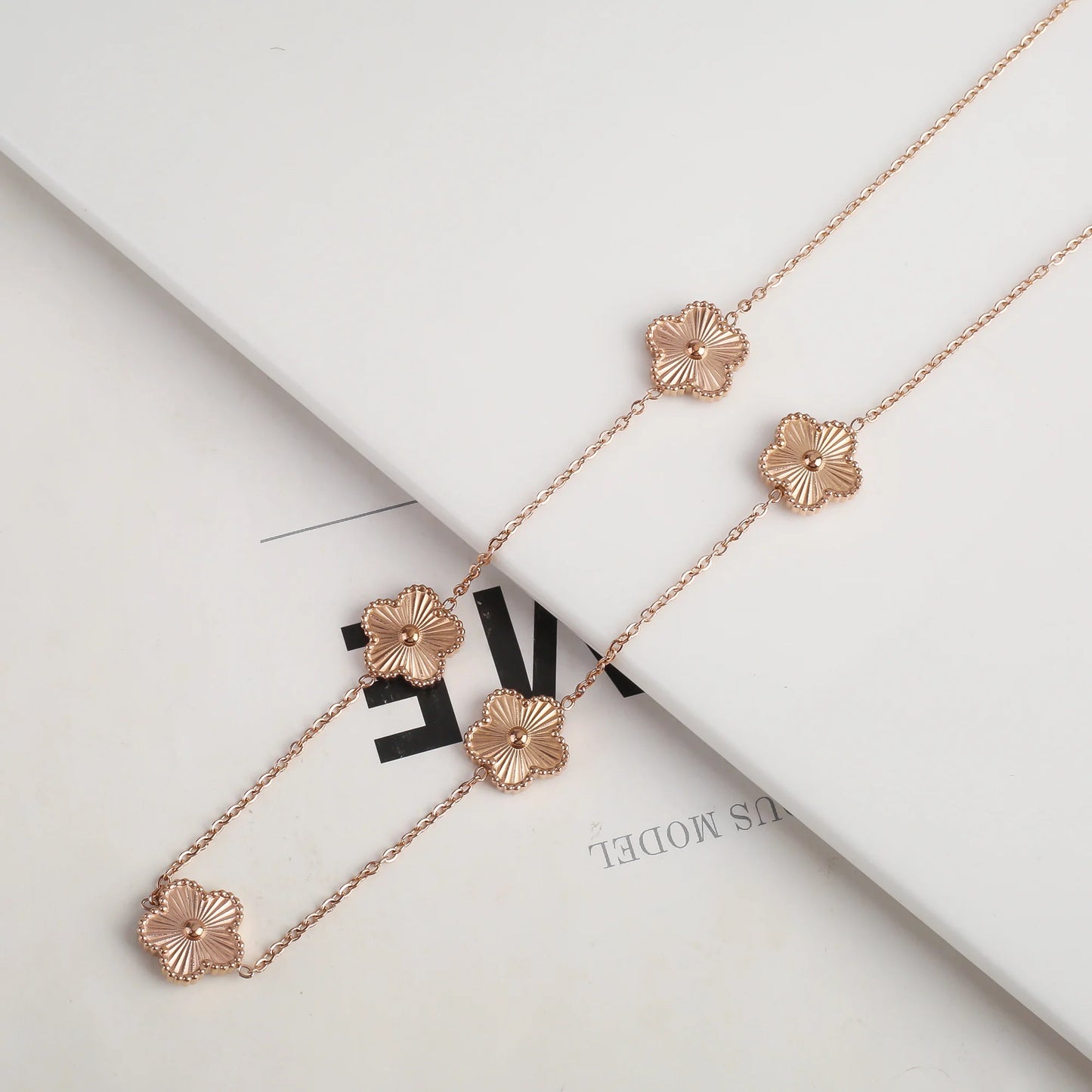 Bracelet et Collier Fleur Métal – Fleur de Prunier à Cinq Pétales avec Trèfle Double Face