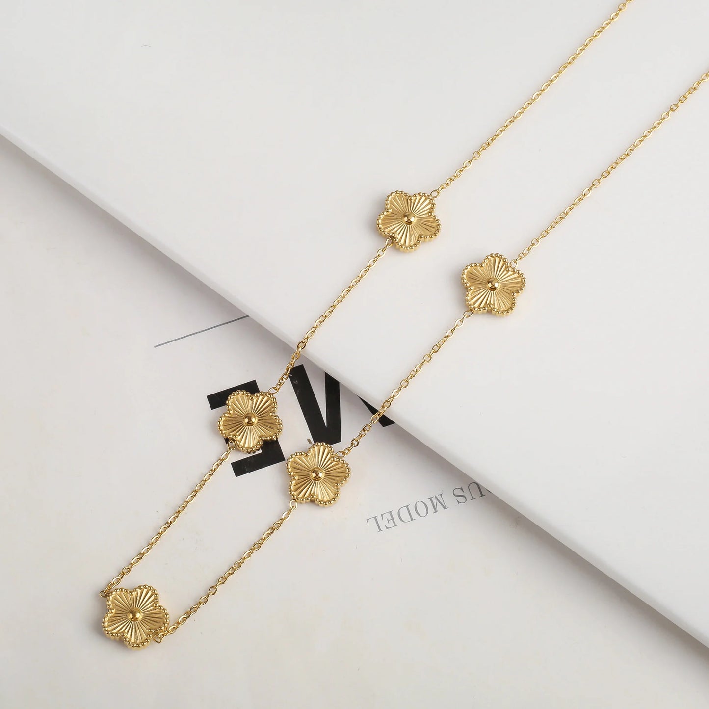 Bracelet et Collier Fleur Métal – Fleur de Prunier à Cinq Pétales avec Trèfle Double Face