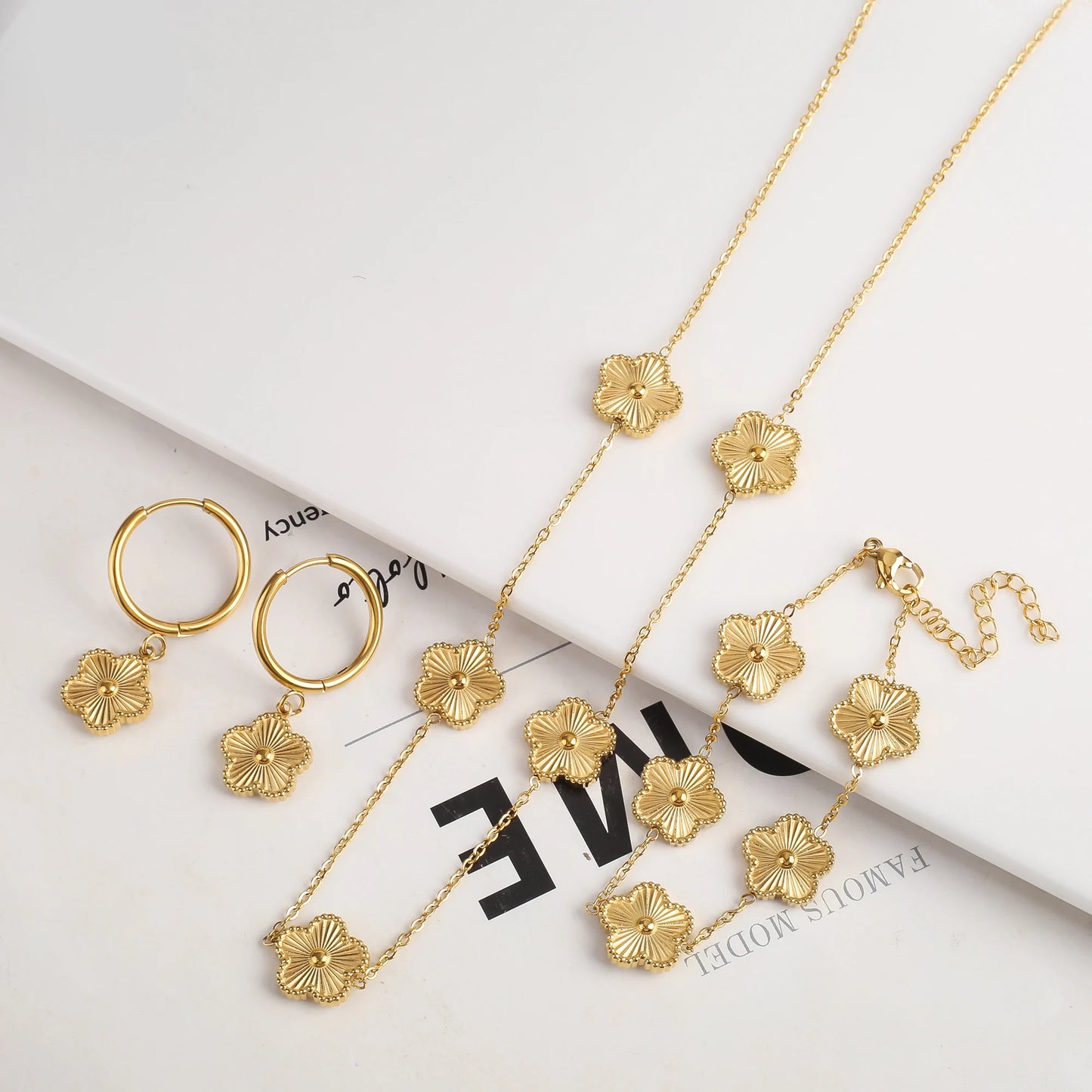 Bracelet et Collier Fleur Métal – Fleur de Prunier à Cinq Pétales avec Trèfle Double Face