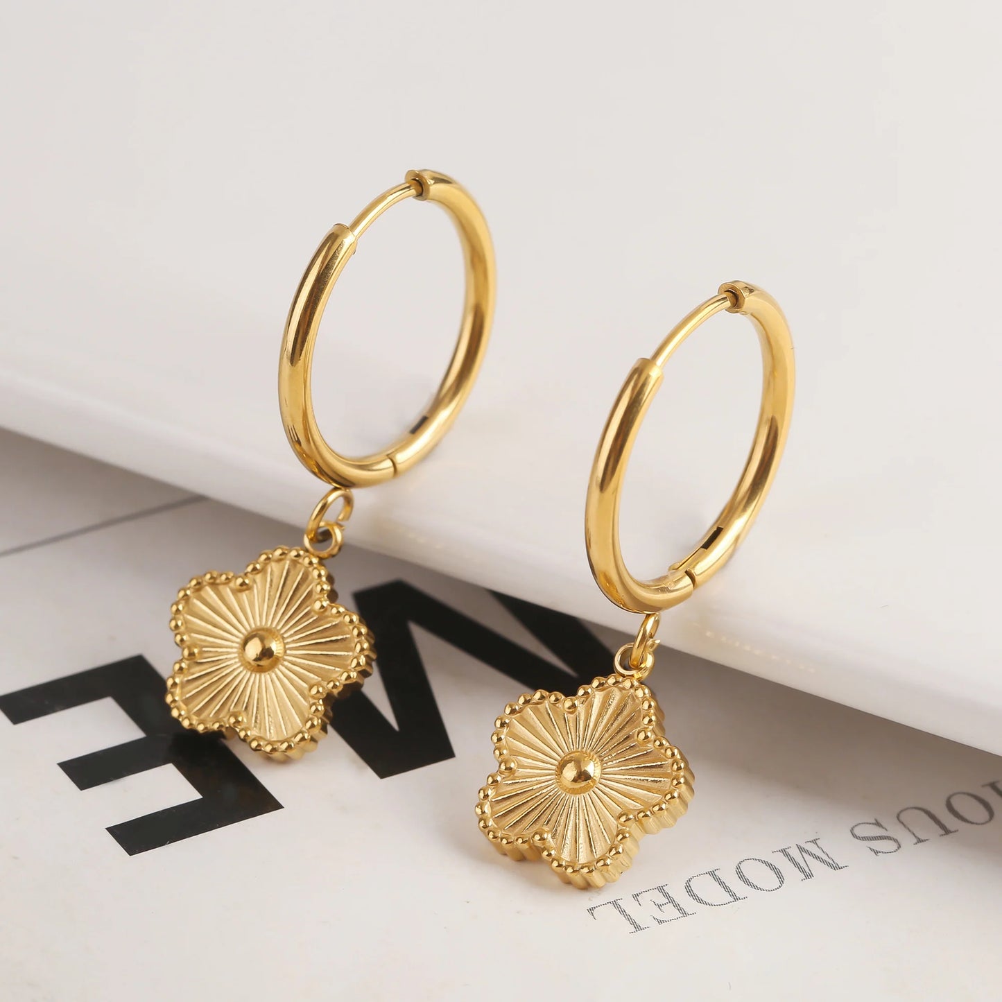Bracelet et Collier Fleur Métal – Fleur de Prunier à Cinq Pétales avec Trèfle Double Face