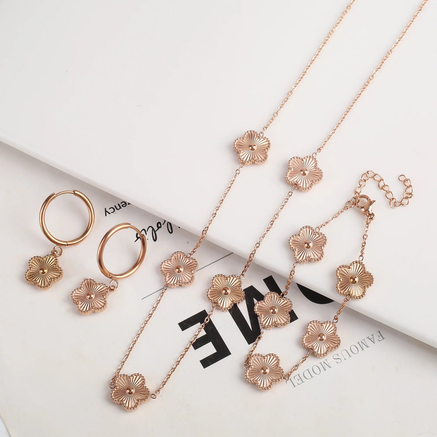 Bracelet et Collier Fleur Métal – Fleur de Prunier à Cinq Pétales avec Trèfle Double Face