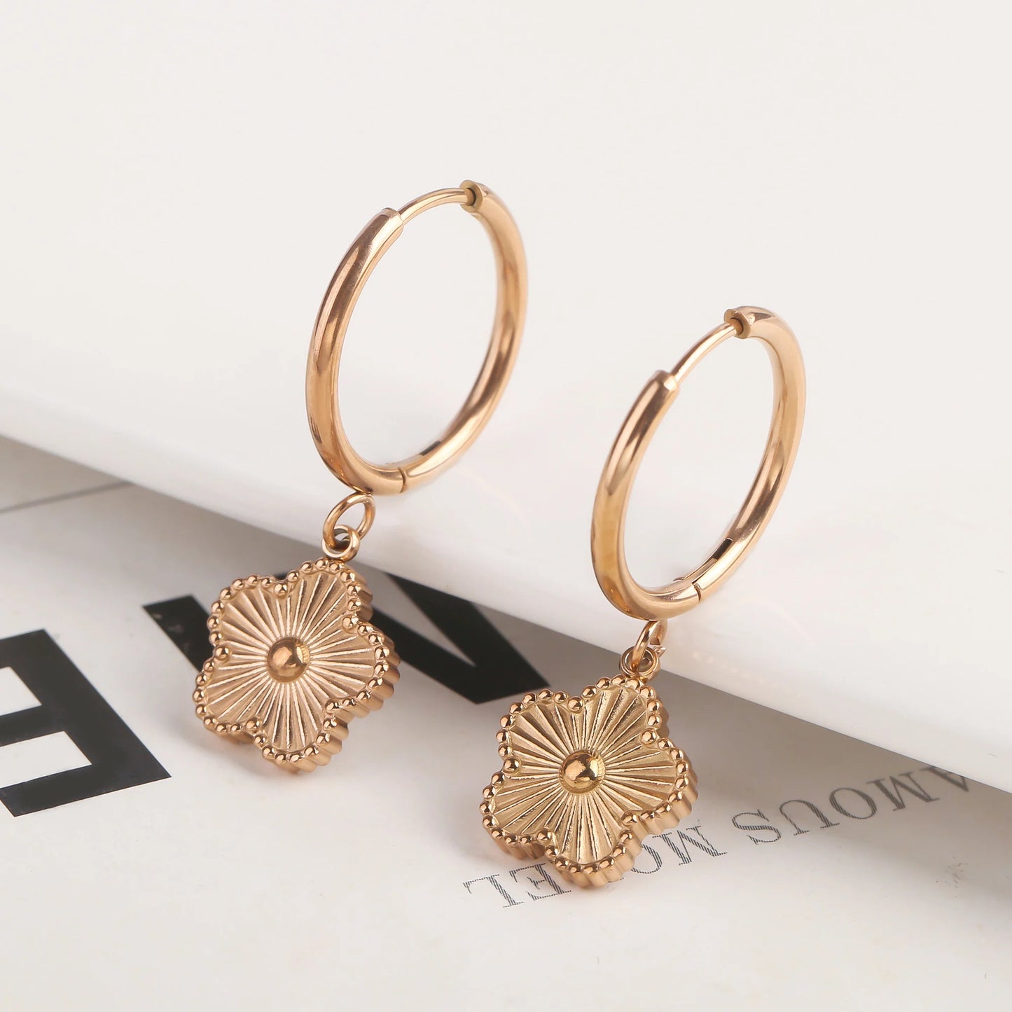 Bracelet et Collier Fleur Métal – Fleur de Prunier à Cinq Pétales avec Trèfle Double Face
